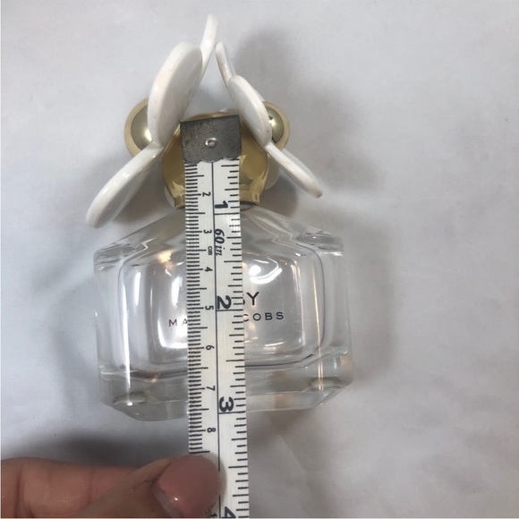 Marc Jacob’s Empty Bottle of Daisy - Picture 8 of 10